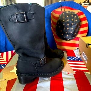 🇺🇸Dr Marten Rowena size 7 US wide calf heeled boots. GUC!🇺🇸